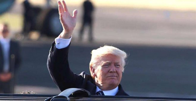 Donald Trump saluda a su llegada a Roma. | EFE