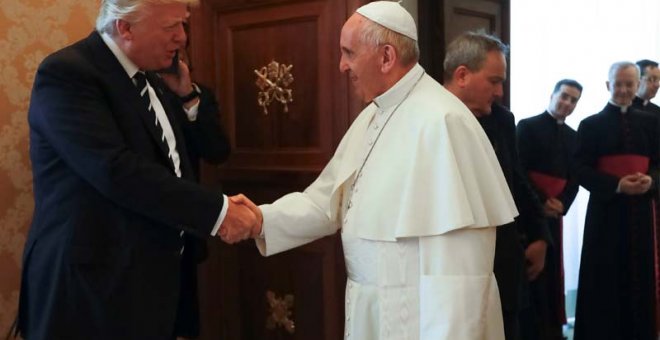 Trump saluda al Papa Francisco en el Vaticano. | ALESSANDRA TARANTINO (REUTERS)