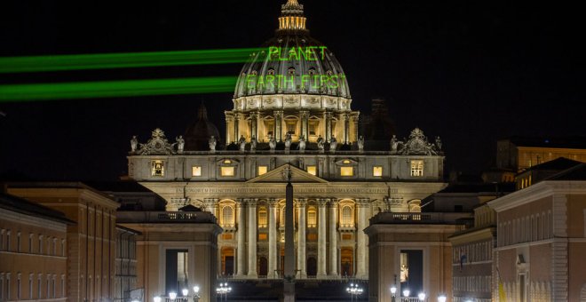La proyección de Greenpeace sobre la basílica de San Pedro, en el Vaticano. GREENPEACE