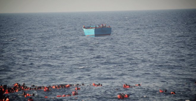 Al menos 20 muertos tras caer al agua unas 200 personas en el Mediterráneo / TWITTER