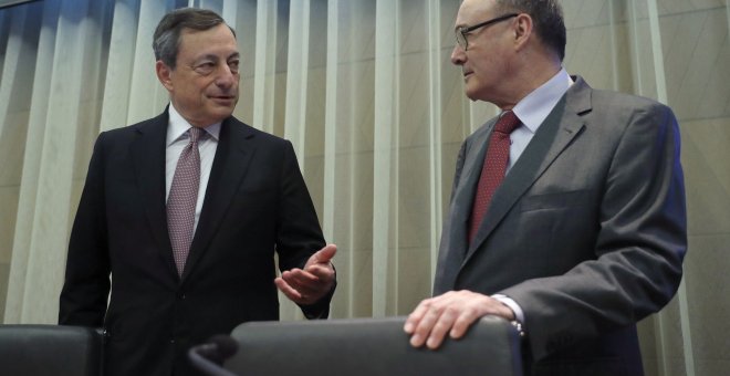El presidente del BCE, Mario Draghi, conversa con el gobernador del Banco de España, Luis M. Linde,  antes de la clausura de la primera sesión de la I Conferencia de Estabilidad Financiera,  en el Banco de España de Madrid. EFE/JUAN CARLOS HIDALGO