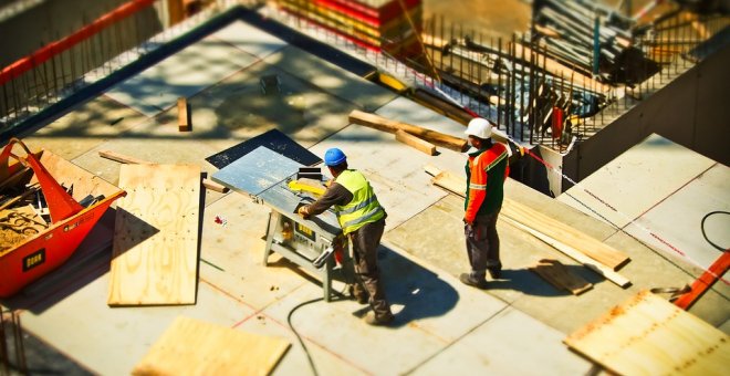 Dos operarios trabajan en una obra de construcción