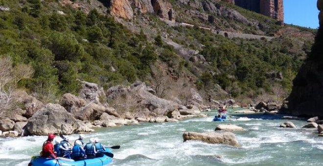 El potencial turístico de la zona amenazada por el proyecto de pantano de Biscarrués incluye, además del río Gállego, monumentos naturales como los Mallos de Riglos.