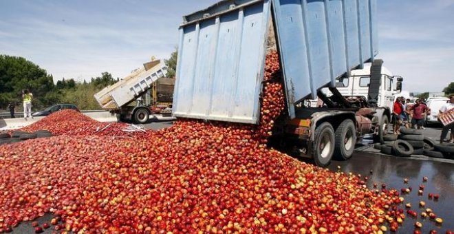 Camión volcando frutas y verduras./EFE