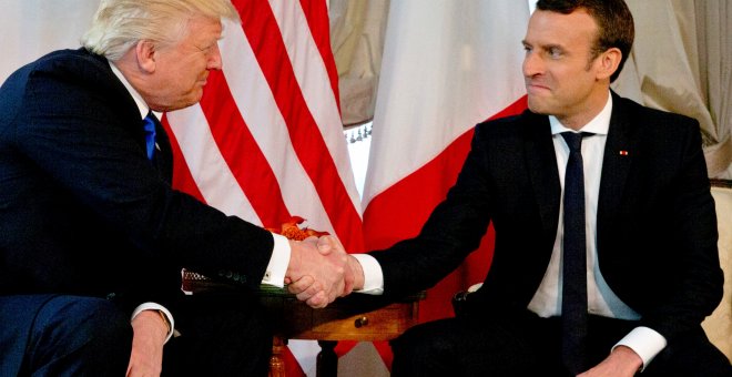 El presidente de EEUU, Donald Trump, y el presidente de Francia, Emmanuel Macron, se saludan durante la cumbre del G7.- REUTERS/Peter Dejong
