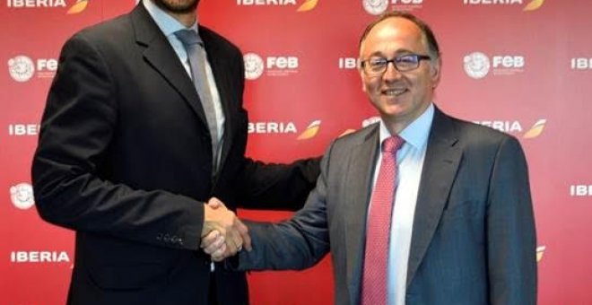Jorge Garbajosa, presidente de la Federación Española de Baloncesto, junto a Luis Gallego, presidente de IBERIA en la firma del compromiso que vincula a Iberia y la FEB.