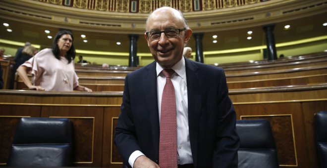 El ministro de Hacienda, Cristóbal Montoro, momentos antes del inicio del pleno del Congreso, en la primera sesión de debate y votación de enmiendas parciales a los Presupuestos Generales del Estado de 2017. EFE/Kiko Huesca