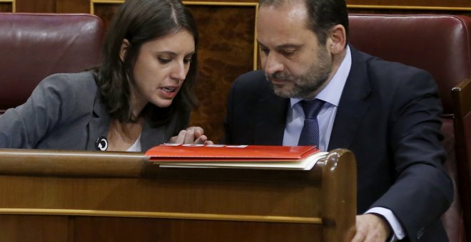 El nuevo portavoz parlamentario del PSOE, José Luis Ábalos, conversa con la portavoz de Unidos Podemos, Irene Montero, durante tarde en el pleno del Congreso, en la primera sesión de debate y votación de enmiendas parciales a los Presupuestos Generales de