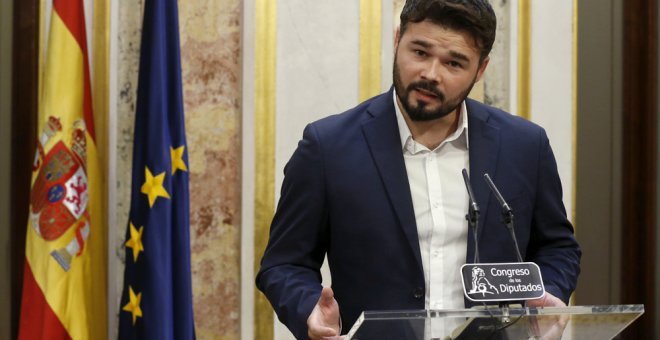 El portavoz adjunto de ERC, Gabriel Rufián, comparece ante los periodistas fuera del hemiciclo durante el pleno del Congreso, en el debate y votación de enmiendas parciales a los Presupuestos Generales del Estado de 2017. EFE/Kiko Huesca