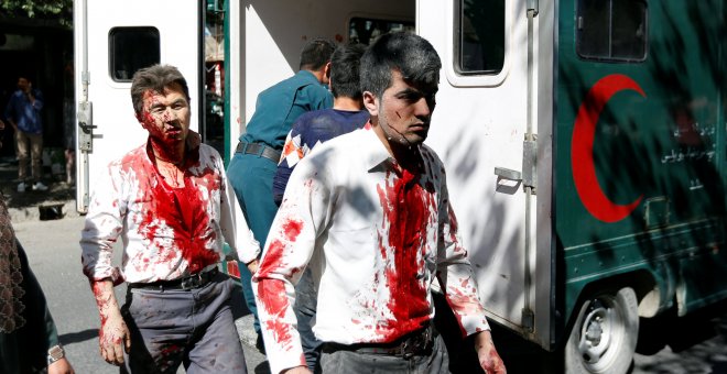 Dos hombres heridos tras la explosión producida en Kabul, Afganistán./REUTERS