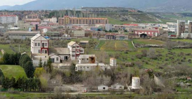 Fabrica de Inquinosa. Al fondo de la ciudad de Sabiñánigo. ECOLOGISTAS EN ACCIÓN