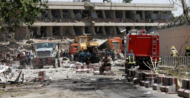 Agentes afganos inspeccionan los destrozos ocasionados por el camión bomba en Kabul. /REUTERS