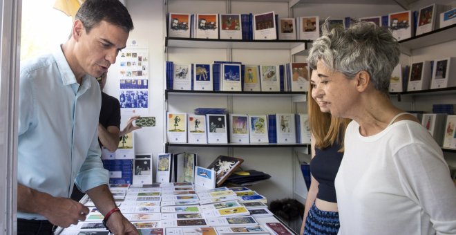 El secretario general del PSOE, Pedro Sánchez, observa algunos ejemplares, durante su visita a la Feria del Libro de Madrid. EFE/Luca Piergiovanni