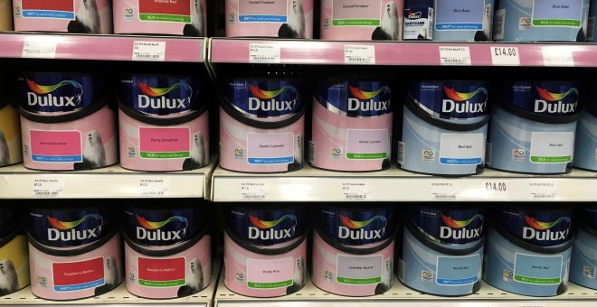 Latas de la pintura Dulux, una de las marcas de la holandesa Akzo Nobel, en una tienda en Manchester. REUTERS/Phil Noble