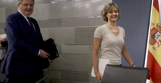 El portavoz del Ejecutivo, Íñigo Méndez de Vigo y la ministra de Agricultura, Isabel García Tejerina, al inicio de la rueda de prensa posterior a la reunión del Consejo de Ministros en La Moncloa. EFE/Ballesteros