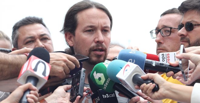 Pablo Iglesias responde a los periodistas en el Congreso.