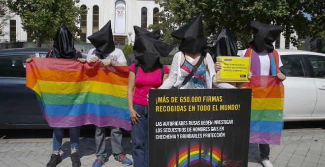 Representantes de Amnistía Internacional y la Federación Estatal de Lesbianas, Gais, Transexuales y Bisexuales (Felgtb) piden la investigación de los secuestros de un centenar de hombres sospechosos de ser gais en Chechenia / EFE