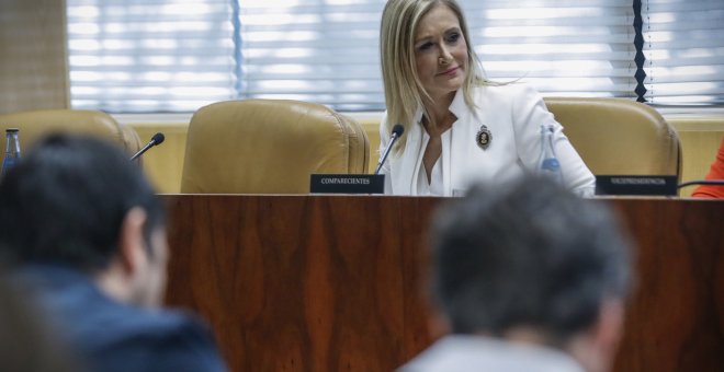 La presidenta regional, Cristina Cifuentes, al inicio de su comparecencia en la comisión de investigación por corrupción de la Asamblea de Madrid sobre los contratos de adjudicación de la cafetería del Parlamento en 2009 y 2011. EFE/Emilio Naranjo