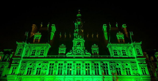 El Ayuntamiento de París se ilumina de verde para marcar la desaprobación de la capital francesa y de su alcaldesa, Anne Hidalgo, tras la decisión del presidente estadounidense Donald J. Trump de retirarse del acuerdo climático de París. EFE/Christophe Pe