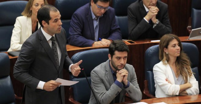 El líder de Ciudadanos en la Comunidad de Madrid, Ignacio Aguado, en el último pleno de la Asamblea en el que comparó a Cifuentes con Ignacio González. EFE