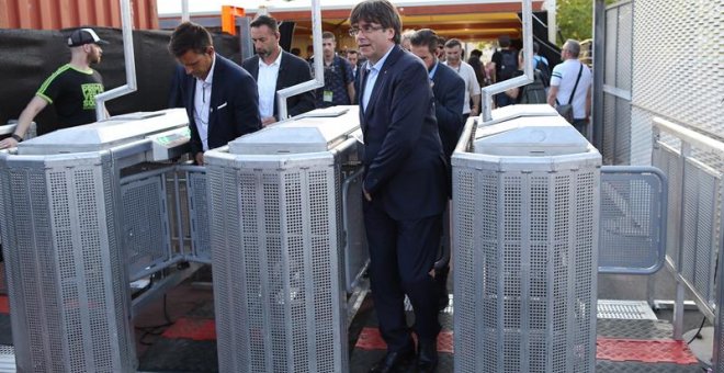 El presidente de la Generalitat, Carles Puigdemont (d), durante la visita que el mandatario catalán realizó ayer al Festival Primavera Sound, en Barcelona. EFE/Alejandro García.