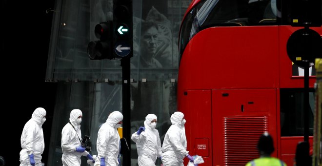 Policía Forense trabaja a las afueras de Borough Market después del ataque de Londres.REUTERS/Peter Nicholls