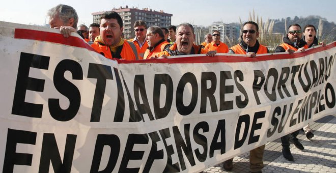 Foto de archivo de una protesta de estibadores en el puerto de Pasaia. / EFE