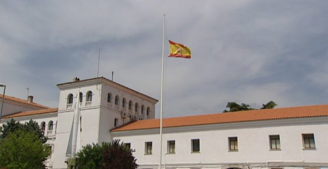 La bandera ondea a media asta en el cuartel de artillería de Fuencarral.- ATLAS