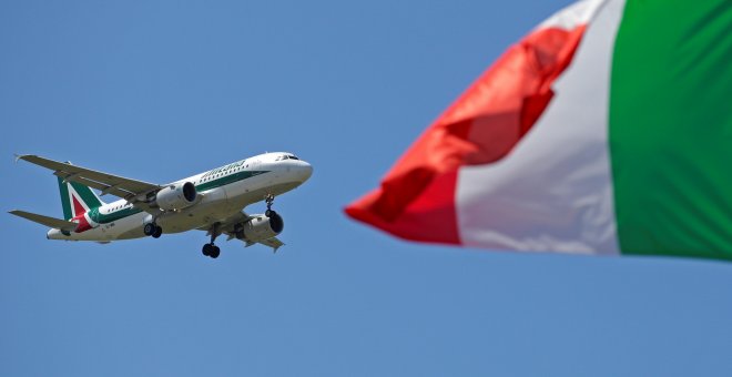 Un aparato de Alitalia a punto de aterrizar en el aeropuerto de Fiumicino, en Roma. REUTERS/Max Rossi