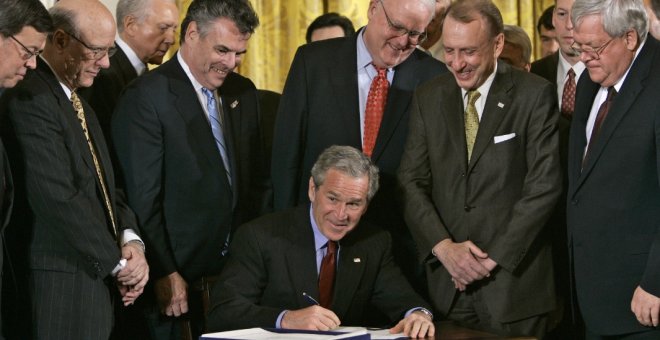 El entonces presidente de los Estados Unidos, George W. Bush, firma la renovación de la Patriot Act en 2006, un día antes de que 16 medidas principales de la ley expirasen. PAUL J. RICHARDS / AFP