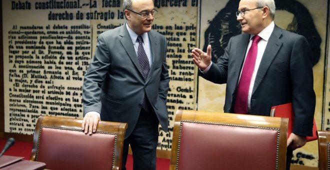 El gobernador de Banco de España, Luis María Linde, conversa con el presidente de la Comisión de Presupuestos del Senado, José Montilla, momentos antes de su comparecencia. EFE/Juan Carlos Hidalgo