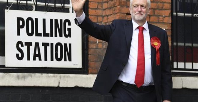El líder laborista Jeremy Corbyn saluda tras ejercer su derecho al voto en un colegio electoral en el distrito de Islington en Londres (Reino Unido). EFE