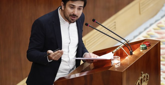 El secretario general de Podemos en la Comunidad de Madrid, Ramón Espinar, durante su intervención en el Pleno de la Asamblea de Madrid en la moción de censura presentada contra la presidenta regional, Cristina Cifuentes. EFE/Mariscal