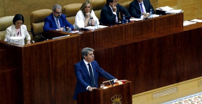 La presidenta de la Asamblea de Madrid, Paloma Adrados (primera por la izquierda), junto a otros miembros de la Mesa de cámara autonómica, durante la intervención del portavoz del Ejecutivo, Ángel Garrido. E.P.