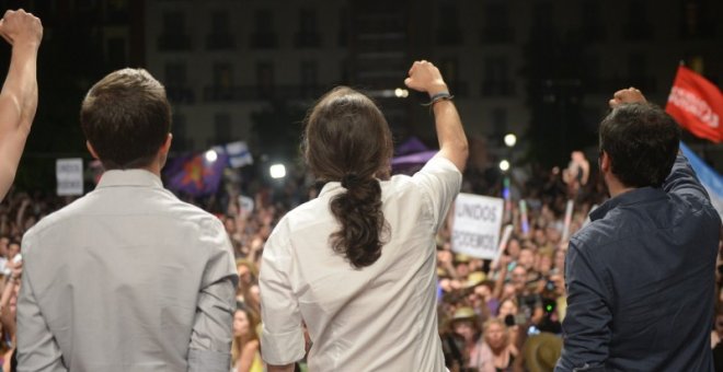 Pablo Iglesias, Iñigo Errejón y Alberto Garzón en la plaza del Reina Sofía en la madrugada del 27 de junio.