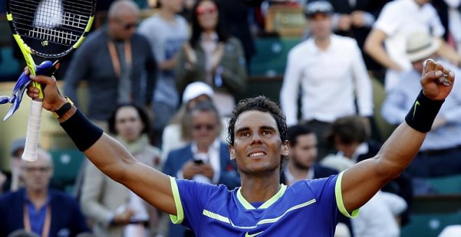 El tenista español Rafael Nadal celebra su victoria ante el austriaco Dominic Thiem tras el partido de semifinales de Roland Garros. EFE/Etienne Laurent