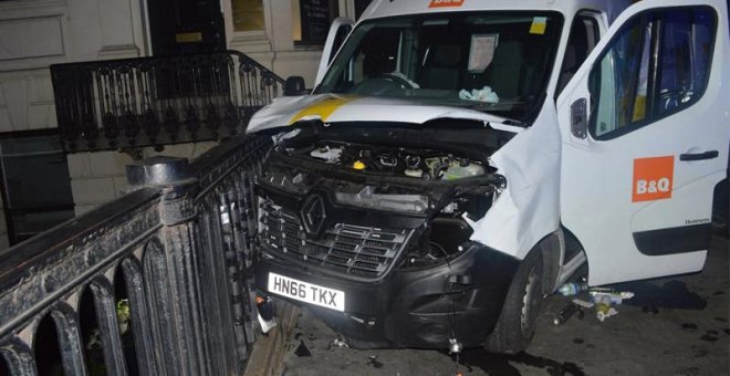 Imagen de la furgoneta utilizada por los terroristas en el ataque en el puente de Londres. /EFE