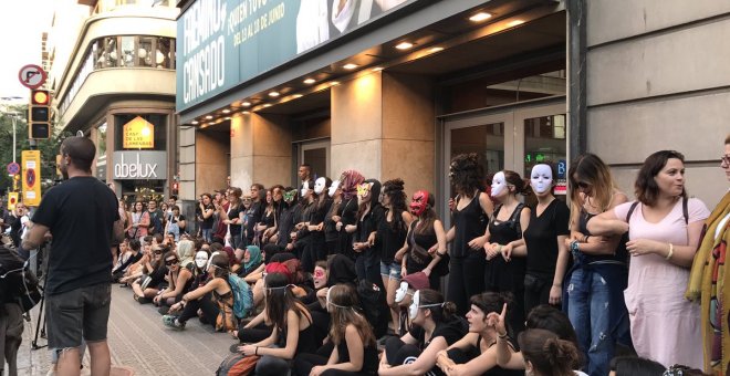 Mnifestantes contra el espectáculo de Jorge Cremades en Barcelona./ Twitter @BolliStuff