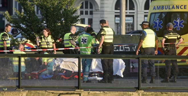 Policías investigan el atropello producido en los alrededores de la estación de metro de Ámsterdam Central. EFE/Evert Elzinga