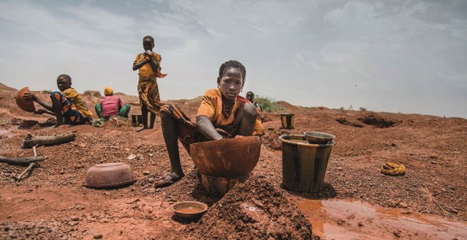 Menores trabajando en las tierras africanas. TIERRA DE HOMBRES