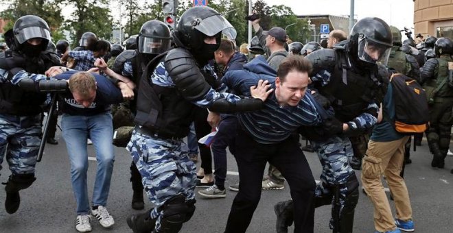 Policías rusos se llevan a varios detenidos durante las protestas en Moscú. | EFE