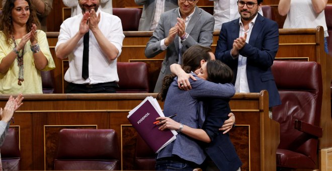 El líder de Unidos Podemos, Pablo Iglesias, abraza a Irene Montero después de intervenir en el debate de moción de censura. REUTERS/Juan Medina