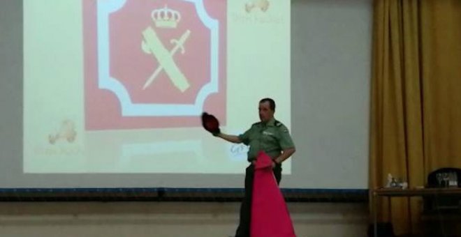 Agente de Guardia Civil dando una clase de toreo a los asistentes a la Academia de la Guardia Civil en Baeza (Jaén)