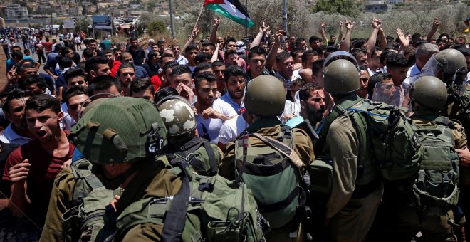 Soldados israelíes y manifestantes palestinos en la localidad cisjordana de Beita, cerca de Nablus. REUTERS/Mohamad Torokman