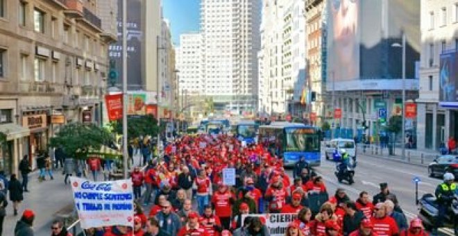 Coca-Cola en lucha durante una manifestación. TWITTER