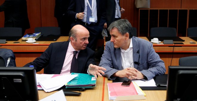 El ministro de Finanzas español, Luis de Guindos, (i), con su homólogo griego, Euclid Tsakalotos (d), en una reunión de ministros de finanzas de la Eurozona REUTERS/Francois Lenoir