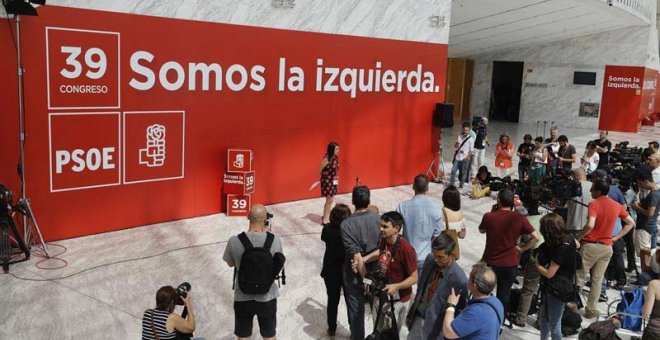 La diputada del PSOE Adriana Lastra ofrece una rueda de prensa tras la visita realizada hoy a las instalaciones dispuestas para la celebración del 39º Congreso del partido socialista. | EMILIO NARANJO (EFE)