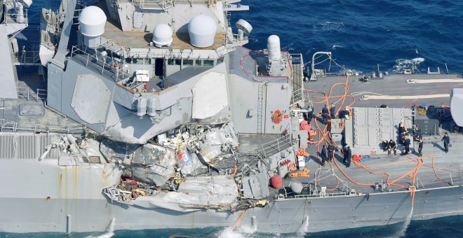 Un lateral del destructor USS Fitzgerald seriamente dañado en el mar de Japón. /REUTERS