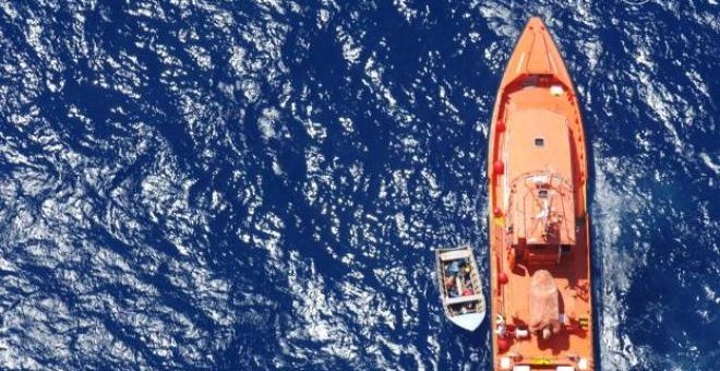 La embarcación Salvamar Mimosa, junto a la patera con los cinco cadáveres a bordo. (Foto: Salvamento Marítimo)