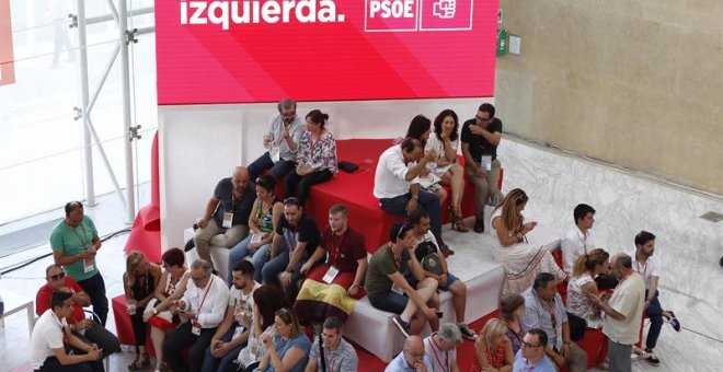 Ambiente esta tarde en el Palacio Municipal de Congresos de Madrid, donde se celebra el 39º Congreso Federal del PSOE, a la espera del plenario de esta noche en el que se discutirá, entre otras cosas, el debate entre monarquía o república. EFE/Javier Lópe